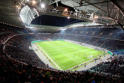 Innenansicht der Red Bull Arena Leipzig bei einem Fußballspiel mit vollbesetzten Plätzen