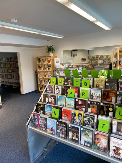 Regale in der Bibliothek Schönefeld mit DVDs bestückt.