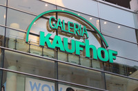 Gläserne Hausfassade der Galeria-Filiale in Leipzig mit grünem Schriftzug "Galeria Kaufhof".