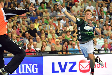 Zu sehen ist ein Handballer des SC DHfK Leipzig e.V. beim Sprungwurf im Heimspiel in der ARENA Leipzig