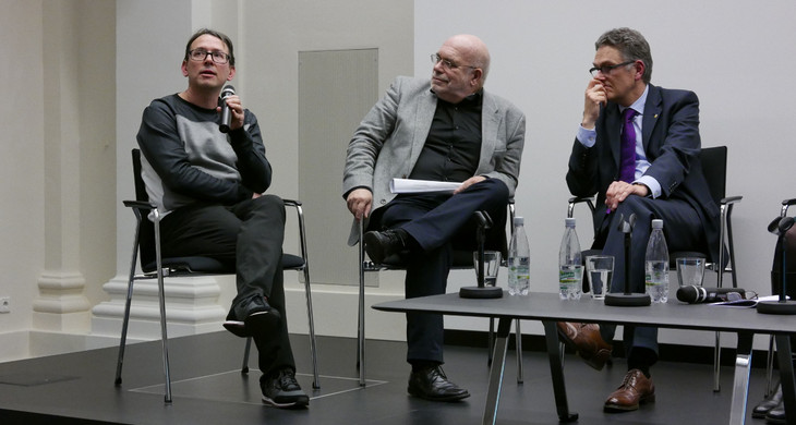 Drei Männer sitzen auf Stühlen während der Diskussionrunde Leipzig als europäisches Zentrum der Buchkultur?