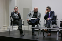 Drei Männer sitzen auf Stühlen während der Diskussionrunde Leipzig als europäisches Zentrum der Buchkultur?
