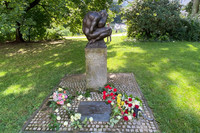 Blumenkränze liegen am Denkmal "Geschlagener" in der Parkanlage Schwanenteich in Leipzig, um an die Roma und Sinti-Opfer während der NS-Zeit zu gedenken.