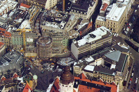Blick aus der Luft auf die Baustelle zum Petersbogen