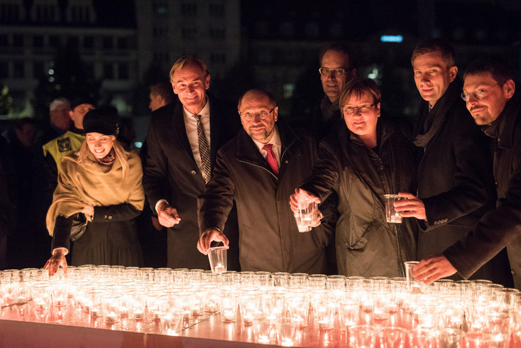 Burkhard Jung, Martin Schulz und Iris Gleicke beim Aufstellen der Kerzen auf dem Augustusplatz.