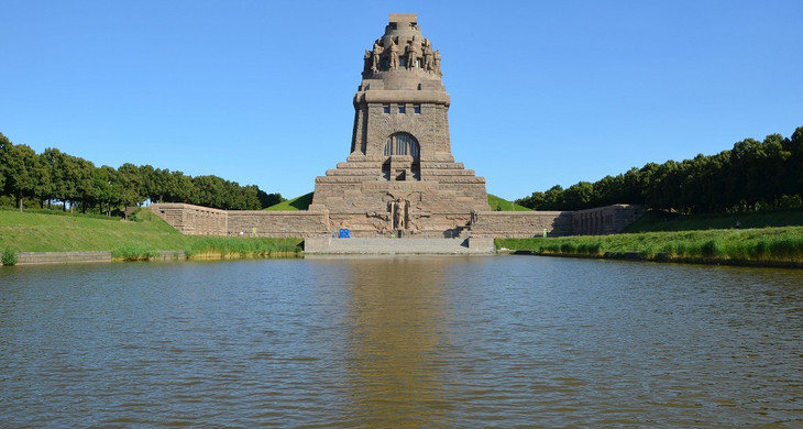 Das Völkerschlachtdenkmal in Leipzig vor blauem Himmel