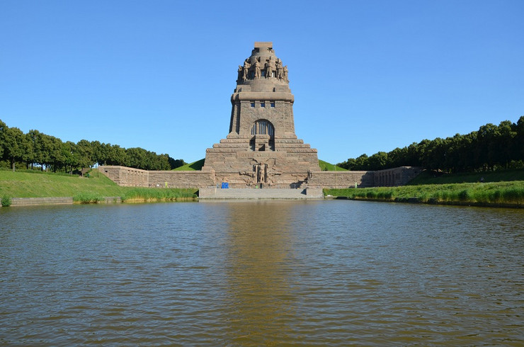Das Völkerschlachtdenkmal in Leipzig vor blauem Himmel