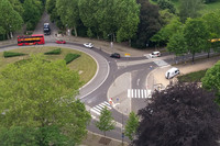 Kreisverkehr mit Autos und Bus von oben fotografiert