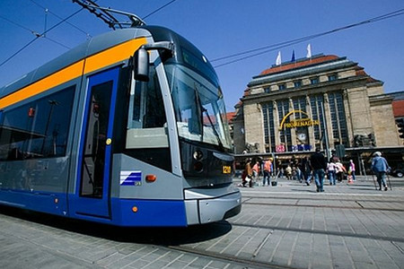 Straßenbahn vor Leipziger Hauptbahnhof