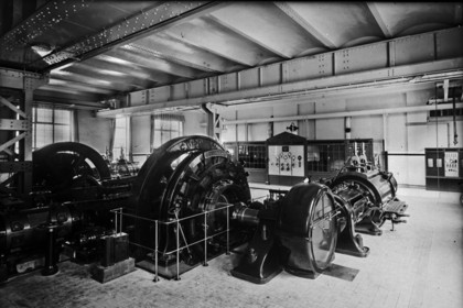Fotografie der "Kraftzentrale" eines Betriebes mit Dampfmaschine und Generator, um 1925.