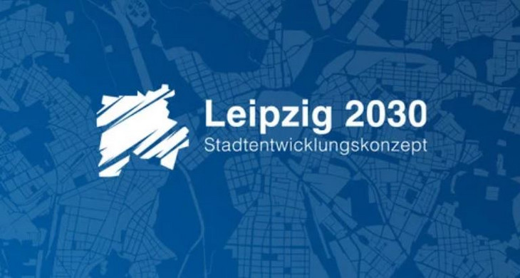Weißes Logo mit Stadtumriss auf dunkelblauem Grund. Darauf ein Schriftzug, der sagt Leipzg 2030