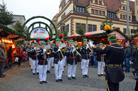 Auf dem Leipziger Weihnachtsmarkt spielt eine Blaskapelle während einer Parade.