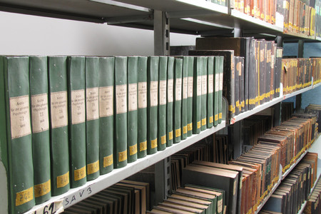 Die Bibliothek des Leipziger Schulmuseums, Zeitschriftendepot. Regale mit gebundenen Zeitschriftenbestzänden.