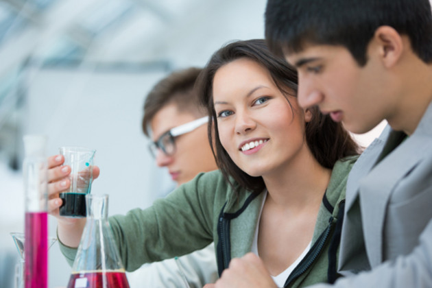Schüler der Oberstufe arbeiten im Chemie-Unterricht.
