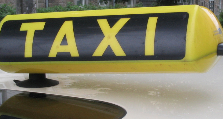 Taxi-Schild auf einem Pkw (Taxi).