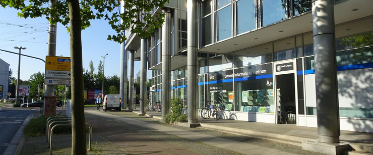 Blick auf den Eingang des Umweltinformationszentrums mit Fußgängerbereich