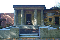 Grabmal aus Granitstein mit vier Tempelsäulen