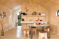 Raum komplett aus hellem Holz mit Tisch und Hocker und Regal