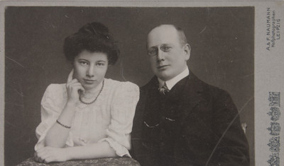 Ein Mann und Emmy Rubensohn stehen auf einem alten Foto nebeneinander