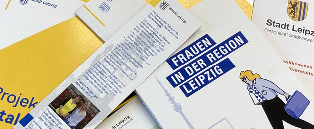 Eine Collage verschiedener Broschüren der Stadt Leipzig übereinander gelegt