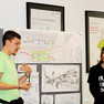 zwei Studenten Präsentieren einen Entwurf