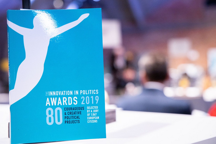 Fotographie des Begleithefts zum Innovation in Politics Award 2019
