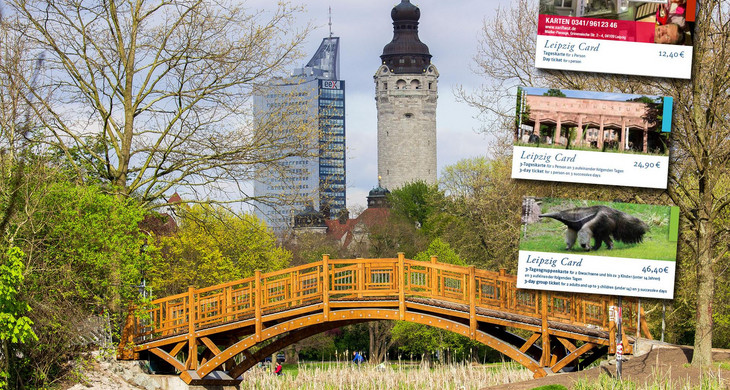 Die Gästekarte Leipzig-Card in drei Varianten auf einem Bild mit einer Brücke über einen Teich. Im Hintergrund das City-Hochhaus und das Neue Rathaus.