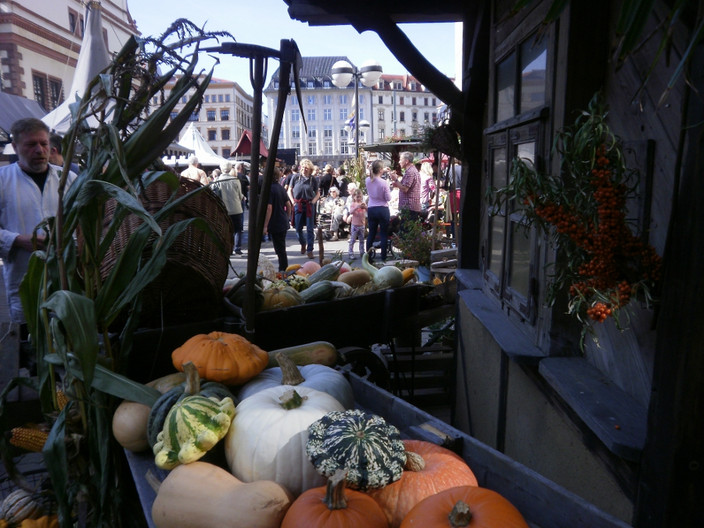 Historischer Handwerkermarkt während der Leipziger Markttage mit einem Kürbisstand