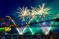 Ein Feuerwerk hinter einer Förderbrücke