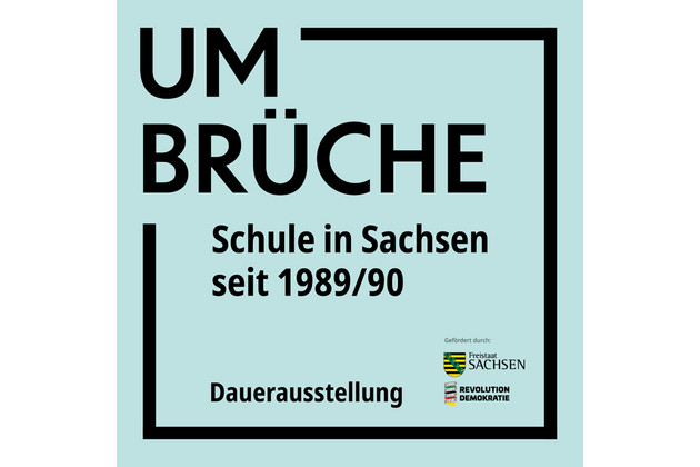 Plakatmotiv der Ausstellung "Umbrüche-Schule in Sachsen seit 1989/90", grafisch gestalteter Titel in schwarzem Rahmen auf türkisfarbenem Grund.