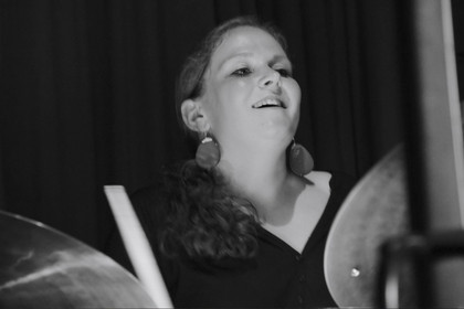 Eva Klesse am Schlagzeug