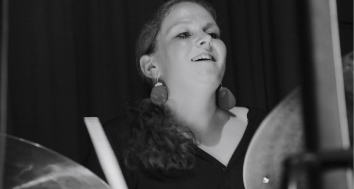 Eva Klesse am Schlagzeug