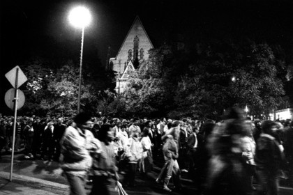 Menschenmassen bei einer Demonstration in Leipzig auf dem Ring bei Nacht