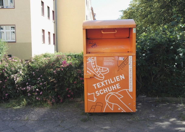 Orangener Kleidercontainer der Stadtreinigung Leipzig
