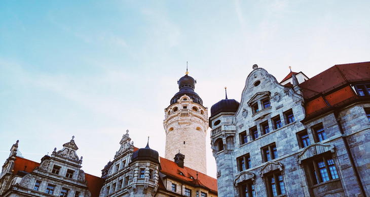 Blick auf Neues Rathaus samt Turm vom Burgplatz aus