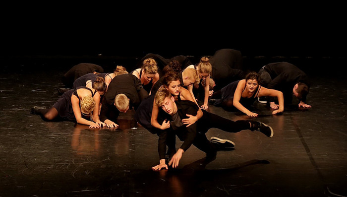 Eine Gruppe Tänzer auf der Bühne
