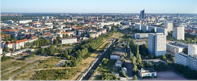 Schrägluftbild Bayerischer Bahnhof mit Grünfläche und Wohnhäusern