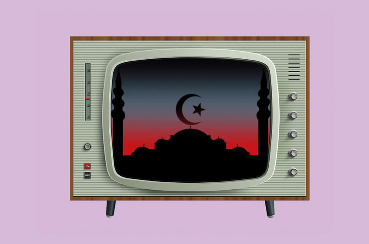 Altertümlicher Fernseher mit der Silhouette einer Moschee und eines Halbmondes mit Stern.