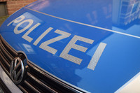 Motorhaube eines Polizeiautos mit dem Schriftzug Polizei