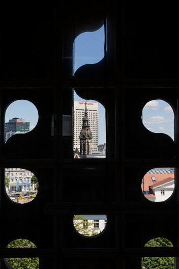 Vom Treppenhaus der ehemaligen Stasizentrale nach außen in die Innenstadt fotografiert.