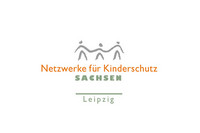 Drei stilisierte Menschen, die sich an der Hand halten. Darunter der Schriftzug Netzwerk für Kinderschutz Sachsen - Leipzig.