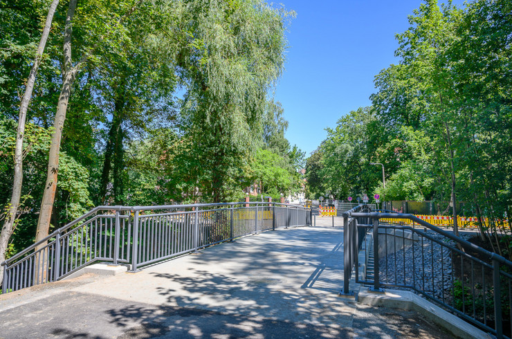 Fuß- und Radbrücke über den Fluß Parthe, daneben Bäume