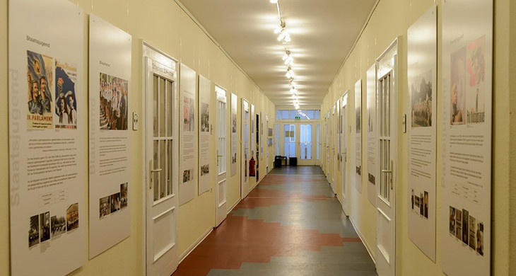 Eingangsbereich der Dauerausstellung 1933-1989 des Leipziger Schulmuseums.