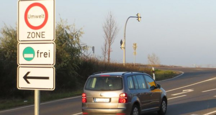 Verkehrsverbotsschild zur Umweltzone an der S43
