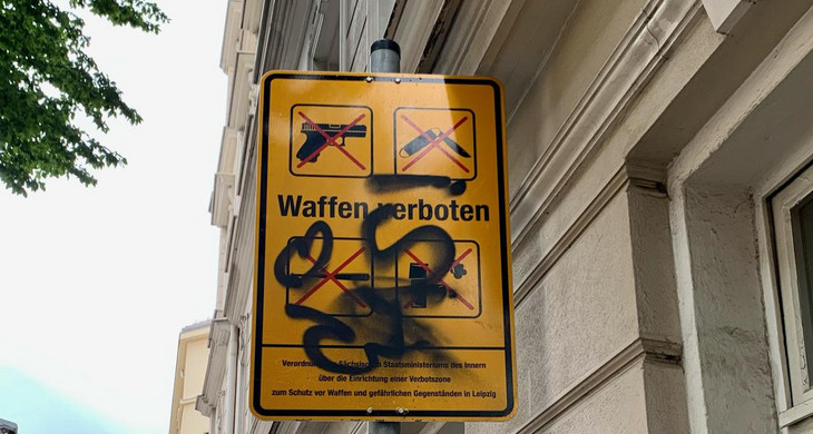 Schild der Waffenverbotszone im Bereich der Eisenbahnstraße