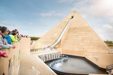 Wasserbahn "Fluch des Pharao" mit Pyramide im Freizeitpark Belantis