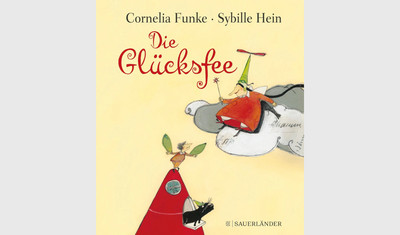 Cover des Buches Die Glücksfee von Cornelia Funke und Sybille Hein. Eine Fee auf einer Wolke schaut herab zu einer Person, die auf dem Dach eines Hauses steht. Eine Katze mit Hut schaut aus einem Fenster des Hauses.