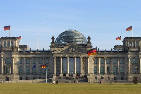 Das Reichstagsgebäude am Platz der Republik in Berlin beherbergt den Plenarsaal des Deutschen Bundestages.