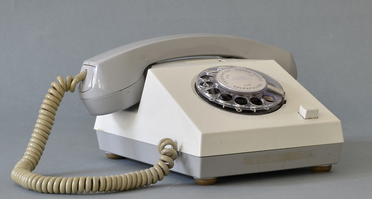 Ein graues Telefon vom VEB Fernmeldewerk Nordhausen, Typ Variant, mit Wählscheibe aus den 1970er Jahren als Sinnbild für die Kontaktaufnahme zum Schulmuseum.