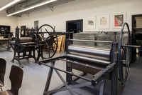 Alte Pressen mit großem Schwungrad in der Werkstatt Radierung an der Hochschule für Grafik und Buchkunst Leipzig